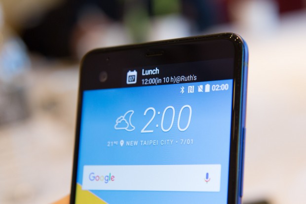 Das Zusatzdisplay bei eingeschaltetem Hauptbildschirm (Bild: Martin Wolf/Golem.de)